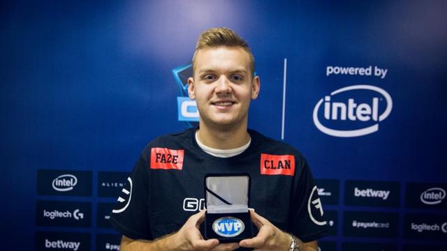 RNG赛后胜者群访：妮蔻是目前很强势的中单，队伍尚未找到解法